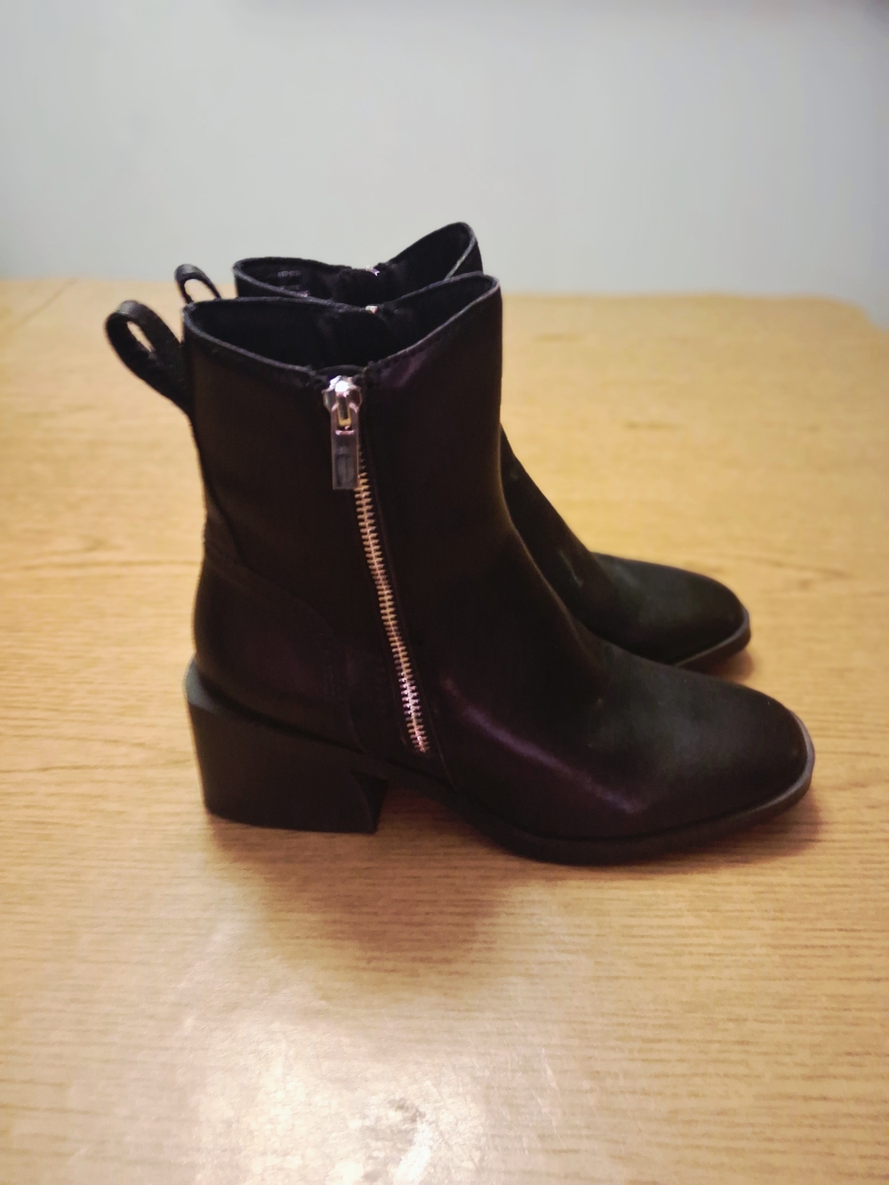 Women's Steve Madden Black Leather Ankle Booties with Side Zippers. Size 8 - Picture 3 of 8